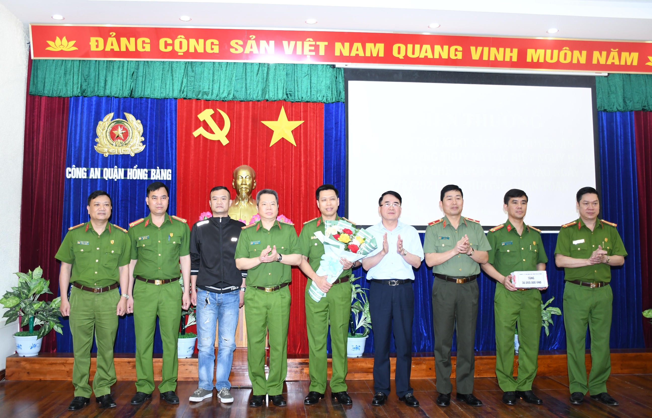 Khen thưởng Ban chuyên án bắt giữ đối tượng đặc biệt nguy hiểm gây ra vụ cướp tài sản ở phường Quán Toan